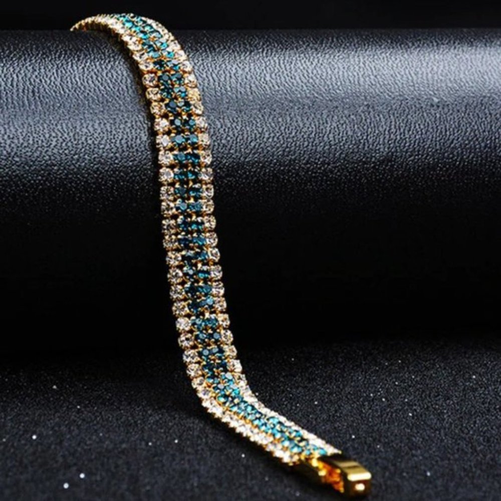 Elegant bracelet with crystals